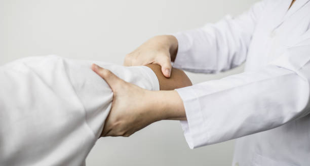 A professional physiotherapist is doing stretching for a patient, the patient has muscle dysfunction due to hard work, most often an office worker who has problems sitting for long periods of time. un fisioterapeuta profesional está haciendo estiramientos para un paciente, el paciente tiene disfunción muscular debido al trabajo duro, la mayoría de las veces un oficinista que tiene problemas para sentarse durante largos períodos de tiempo.