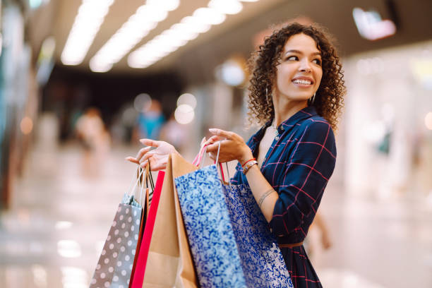 tiempo de compras. mujer joven después de ir de compras en el centro comercial. - holiday shopping fotografías e imágenes de stock
