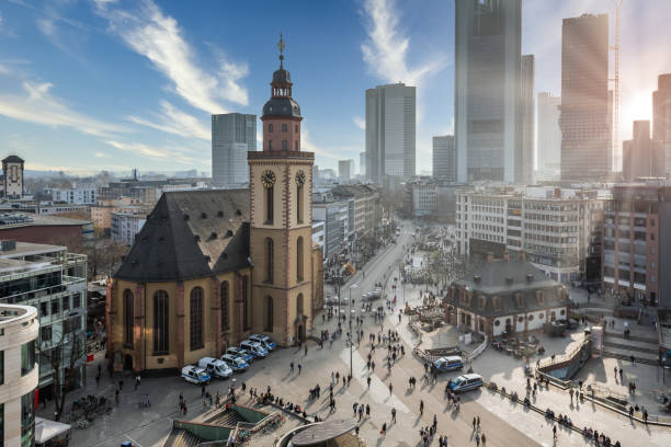 frankfurter innenstadt bei hauptwache mit katharinenkirche, skyline im hintergrund bei sonnenuntergang - frankfurt german culture night city stock-fotos und bilder