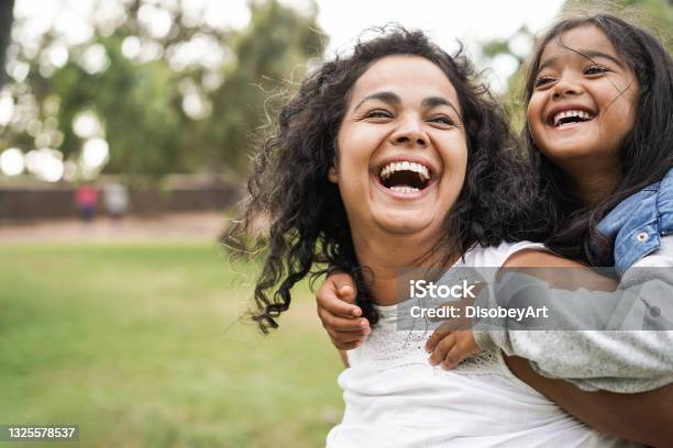 Madre India Feliz Divirtiéndose Con Su Hija Al Aire Libre Concepto De Familia Y Amor Concéntrese En La Cara De Mamá Foto de stock y más banco de imágenes de Familia