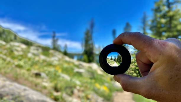 il sentiero attraverso una lente - prospettive - messa a fuoco foto e immagini stock