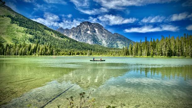 relaksujące przejażdżki kajakiem w jeziorze string, wyoming - teton valley zdjęcia i obrazy z banku zdjęć