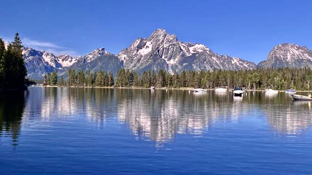 wielkie pasmo górskie teton odbijane na wodach w zatoce colter - teton valley zdjęcia i obrazy z banku zdjęć