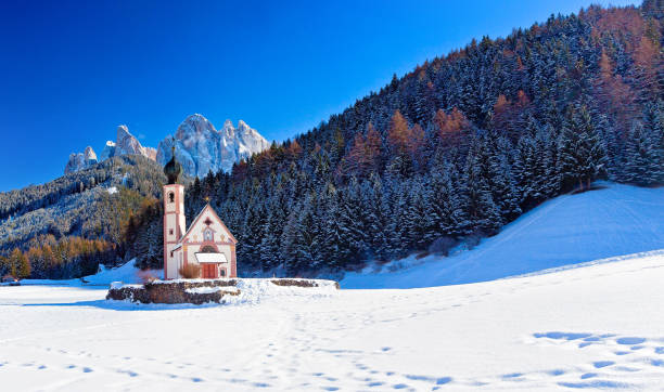 イタリア、ドロミテのヴィルネスタルのガイスラーシュピッツェン - tranquil scene trentino european alps dolomites ストックフォトと画像