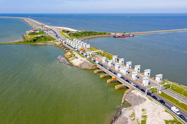 antena de compuertas en kornwerderzand en el afsluitdijk en los países bajos - highway traffic aerial view netherlands fotografías e imágenes de stock