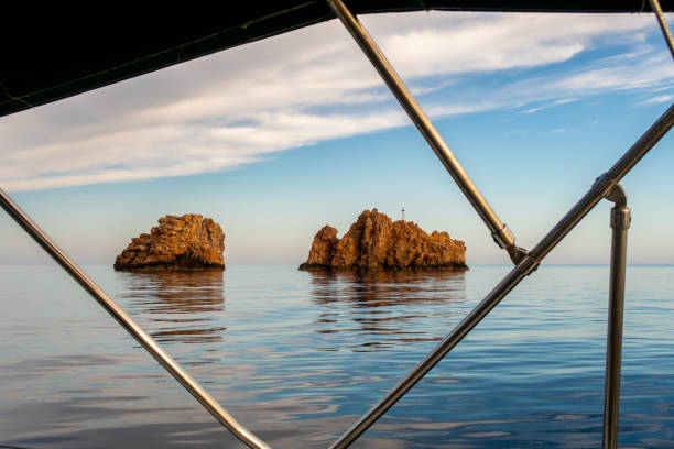 rocas nes portes, dos rocas que sobresalen del mar mediterráneo plano, grecia. - nes fotografías e imágenes de stock