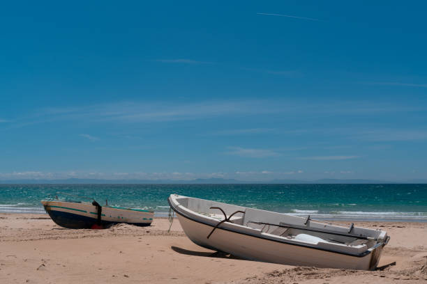 two boats seascape at bolonia dunes in cadiz, andalucia - cádiz vs barcelona 個照片及圖片檔