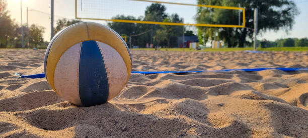 beachvolleyballplatz mit einem volleyballball im sand. - volley stock-fotos und bilder