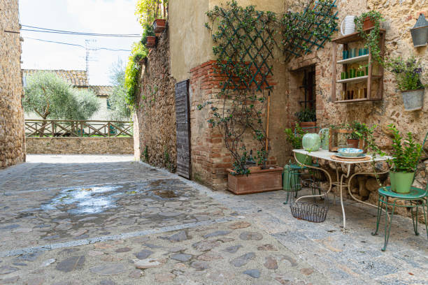 istock Quaint corner with table and chairs in Monteriggioni 1325620099