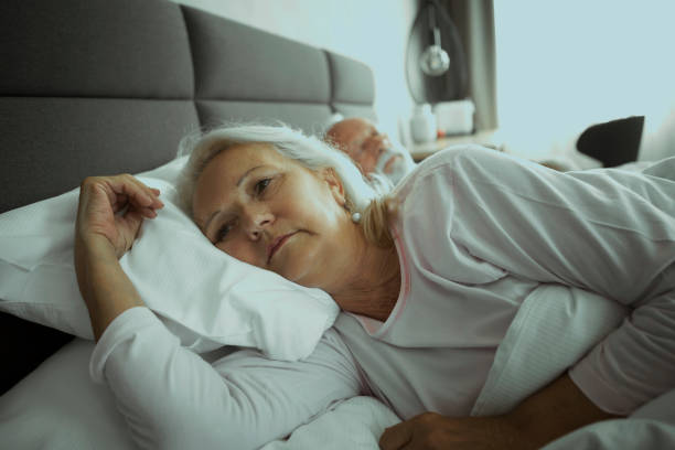 coppia anziana che dorme, donna anziana con problemi di sonno - insonnia foto e immagini stock
