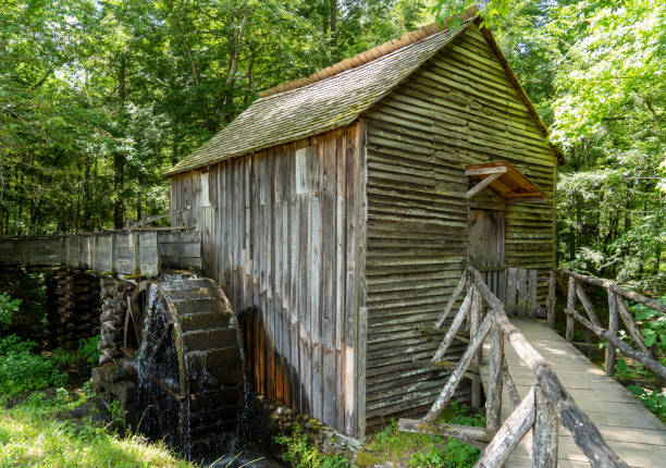 古い木製のグリストミル - waterfall great smoky mountains great smoky mountains national park tennessee ストックフォトと画像