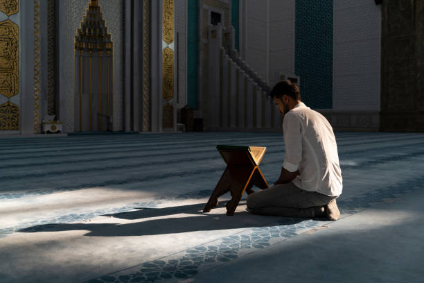 człowiek czczący w meczecie znany ze swojej architektury - salah zdjęcia i obrazy z banku zdjęć