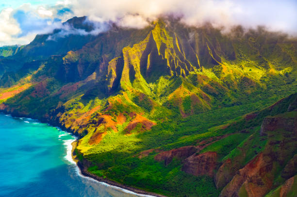 vista aérea da impressionante costa de na pali com água turquesa em kauai, havaí, eua - hawaii islands beach landscape usa - fotografias e filmes do acervo