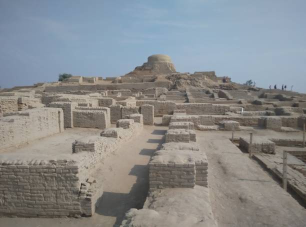 Mohenjo Daro stupa. Remains and ruins of ancient city of indus valley civilisation. A wide distance shot of Brick walls, streets, common bath and budhist stupa of old city of mohenjo daro. historical geopolitical location stock pictures, royalty-free photos & images