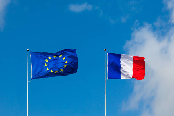 флаг ес и флаг франции на голубом небе. - все европейские флаги стоковые фото и изображения