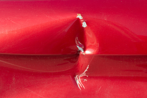 Una mella en el coche. La superficie estropeada del coche. photo