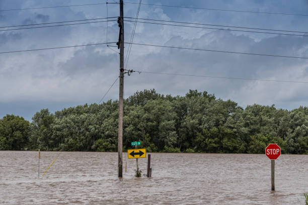 istock SummerThunderstorm & Flooding SummerThunderstorm & Flooding A1R_7771 1325649120
