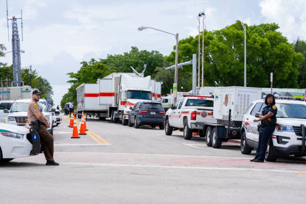 polícia bloqueando ruas perto do local do desabamento champlain towers surfside - federal emergency management agency - fotografias e filmes do acervo