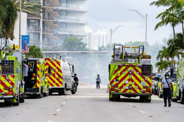 cena perto das torres capelães que desabou prendendo moradores em 24 de junho de 2021. esforços nacionais de apoio e resgate estão em andamento para procurar sobreviventes - federal emergency management agency - fotografias e filmes do acervo