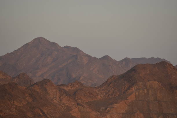 mountain scenery - fog desert arabia sunset imagens e fotografias de stock