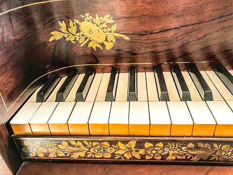 Picture of an antique Piano with keys.