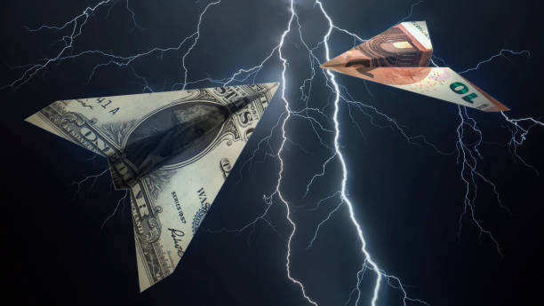 ドルとユーロで作られた紙飛行機は、嵐の空を背景に互いに対立しています。金融市場の概念。 - european union currency flash ストックフォトと画像