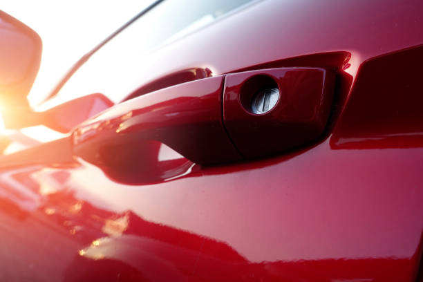 manija de la puerta en la puerta del coche rojo metálico recién pulido - carrocería fotograf�ías e imágenes de stock