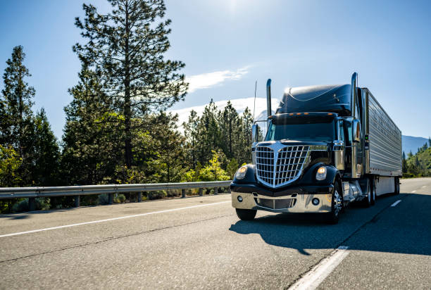 czarny stylowy maski big rig rano gwiazda półciężarówka transportująca ładunek w lodówce naczepy działa na drodze autostrady międzystanowej - refrigeration cycle zdjęcia i obrazy z banku zdjęć