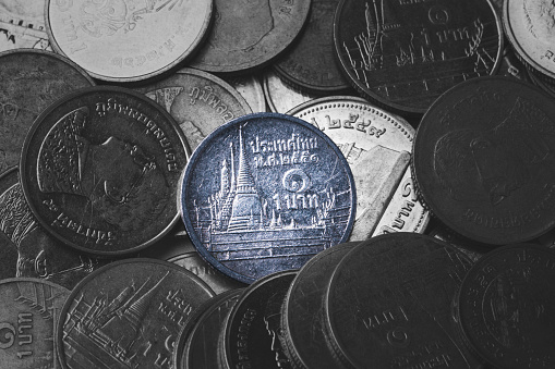 Moneda baht de Tailandia para el concepto de ahorro e inversión de cambio de moneda. photo