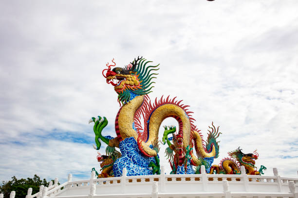 immense statue de dragon au temple chinois - thailand animal asia bayonet photos et images de collection