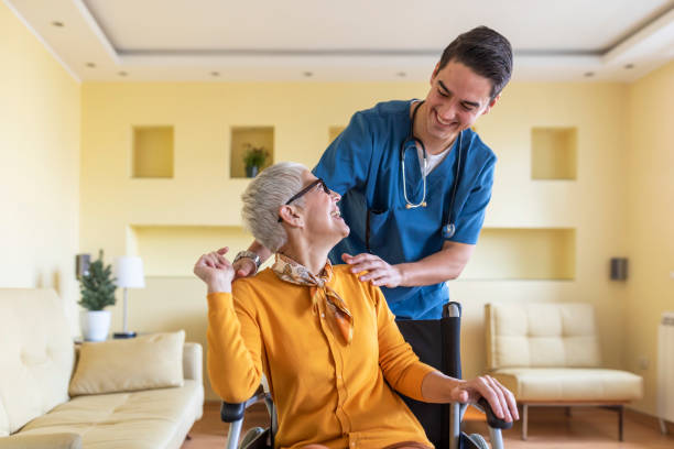 un travailleur de la santé rend visite à domicile à une femme âgée ayant un handicap physique. - community outreach home caregiver care cheerful photos et images de collection