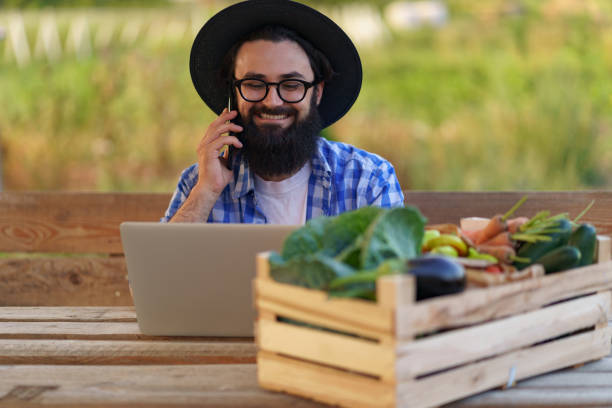 фермер, использующий технологии для продажи своей продукции - farmer laptop selling internet стоковые фото и изображения