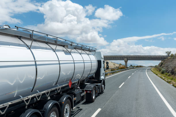 위험물, 인화성 액체로 인한 위험, 고속도로에서 운전하는 탱크 트럭. - fuel tanker truck oil chemical 뉴스 사진 이미지