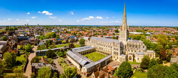 luftaufnahme der norwich cathedral in norwich, norfolk - england cathedral church architecture stock-fotos und bilder