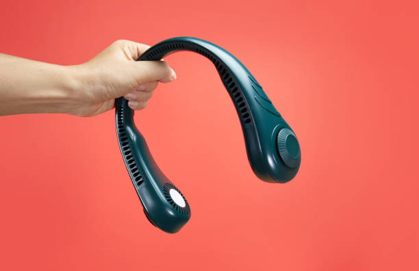 handhaltung eines halsfächers isoliert auf rotem hintergrund - hals stock-fotos und bilder