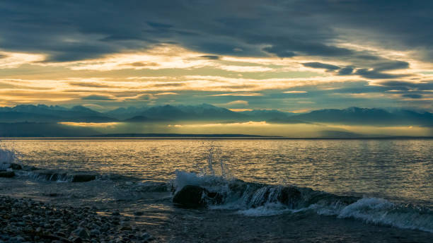 clouds blanket the olympic mountains, washington, united states - water tranquil scene puget sound cloudscape imagens e fotografias de stock