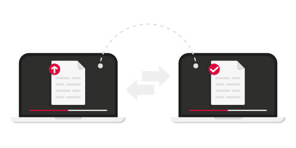 ilustrações, clipart, desenhos animados e ícones de transferência de arquivos. transferir arquivo de dados entre dispositivos. transmissão de documentos entre dois computadores. backup de informações. dados de troca. enviar documento. criptografia de dados, conexão protegida - sharing data file document