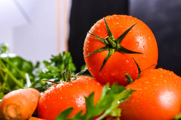 テーブルの上の新鮮な野菜の品揃え。クローズ アップ - beefsteak tomato ストックフォトと画像