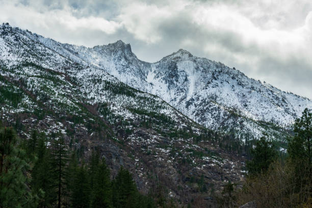 istock Cascade Mountains in Washington, USA 1325759414