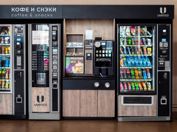 플라토프 국제공항에서 음료와 음식을 판매하는 자동 판매기 - chocolate nobody water tea 뉴스 사진 이미지