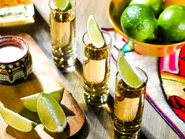 tres chupitos de tequila en vasos altos - tequila shot tequila salt lemon fotografías e imágenes de stock