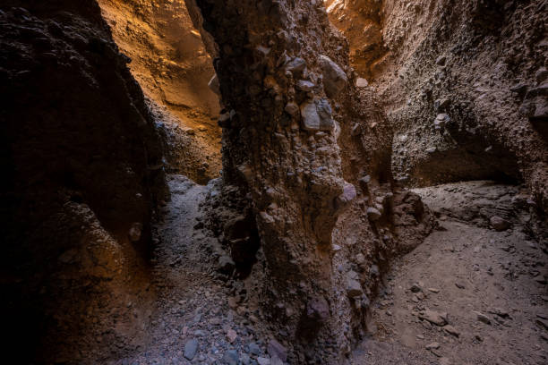 las paredes erosionadas crean un pilar en medio de un cañón de ranura - mojave rattlesnake fotografías e imágenes de stock