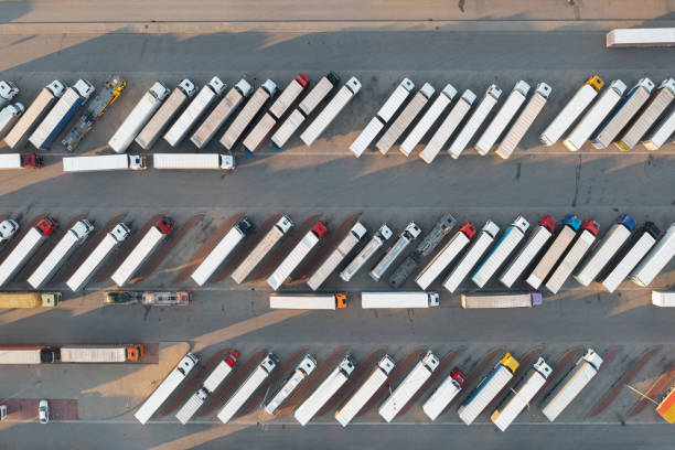 trucks parking lot 1 - fleet of vehicles imagens e fotografias de stock