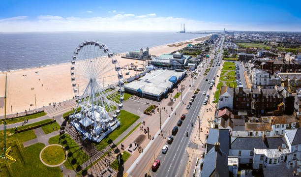 la vista aérea de great yarmouth, una ciudad turística en la costa este de inglaterra, en un soleado día de verano - number of people riverbank beach river fotografías e imágenes de stock