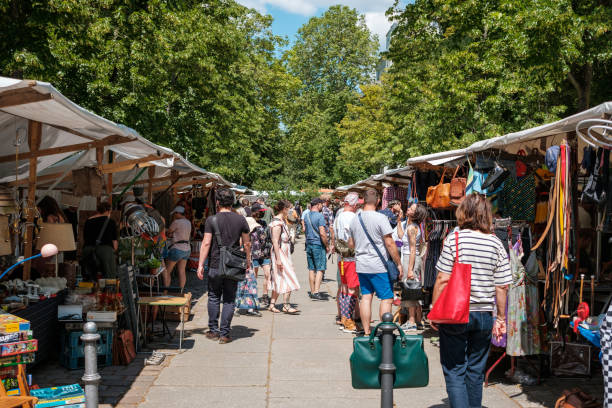 personas en el mercado de pulgas en arkonaplatz en berlín - flea market fotografías e imágenes de stock