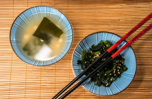 sopa de miso y ensalada de wakame - wakame salad fotografías e imágenes de stock