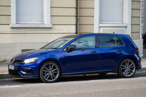 通りに駐車青いフォルクスワーゲンゴルフmk7のプロフィールビュー - hatchback volkswagen golf volkswagen side view ストックフォトと画像