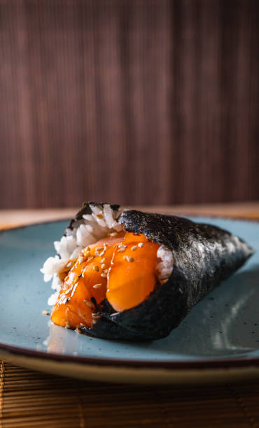 свежий лосось темаки суши - temaki food sushi salmon стоковые фото и изображения