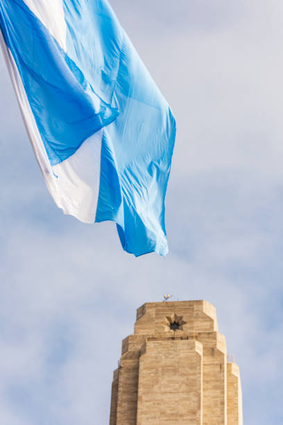argentine flag and memorial to argentine flag - bandera imagens e fotografias de stock
