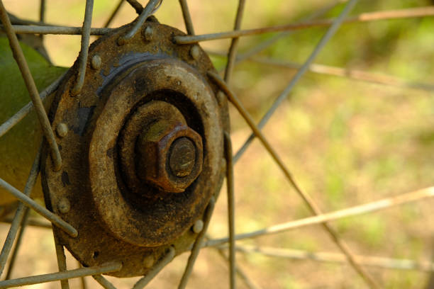 деталь макро автомобильной фотографии. закрыть старые деревенские колесные бары - bicycle wall green single object стоковые фото и изображения